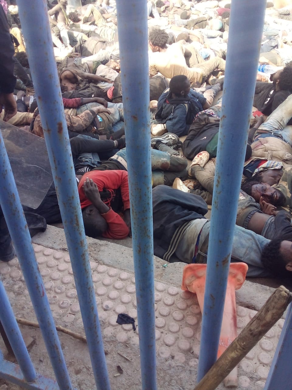 opeengepakte vluchtelinen in Mellila - foto: Association Marocaine des Droits Humains - Section Nador