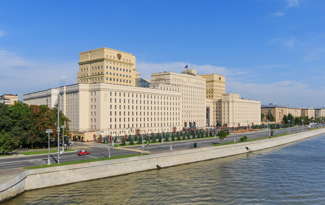 Het Russische Ministerie van Defensie aan de Frunzenskaya-oever in Moskou - foto: A.Savin, FAL, via Wikimedia Commons