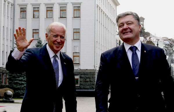 7 dec. 2015: De Amerikaanse vicepresident Joe Biden ontmoet de Oekraïense president Petro Porosjenko in Kiev. (Amerikaanse ambassade Kyiv, Flickr)