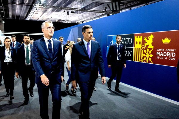 NAVO-secretaris-generaal Jens Stoltenberg, links, en de Spaanse premier Pedro Sánchez op 28 juni in Madrid. (NAVO)