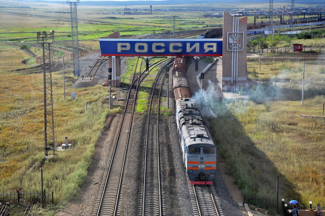 Een diesel trein passeert de grensovergang van Zabaykalsk in Rusland naar Manzhouli in China - foto: Jack 1 - licentie: CC BY-SA 3.0