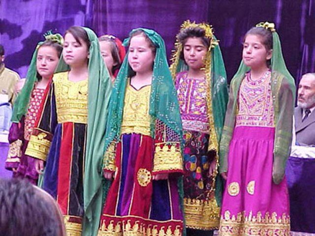 Afghaanse meisjes in traditionele kleding - Foto: vrij van rechten