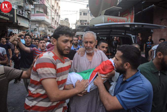 De begrafenis van de 5-jarige Alaa Qaddum, gedood door een Israëlische luchtaanval in het belegerde Gaza. - foto: Mahmoud Ajjour, The Palestine Chronicle