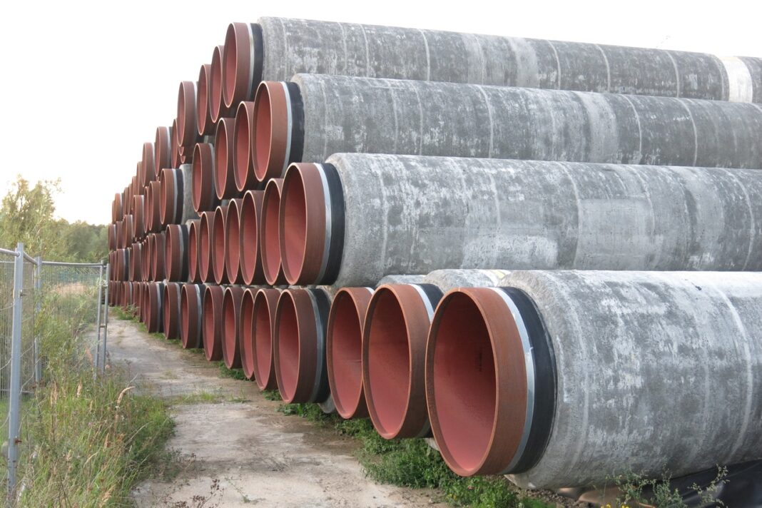 Stapeling van stalen buizen met een betonnen omhulsel die gebruikt zijn bij de aanleg van de Nord Stream 2 pijpleiding