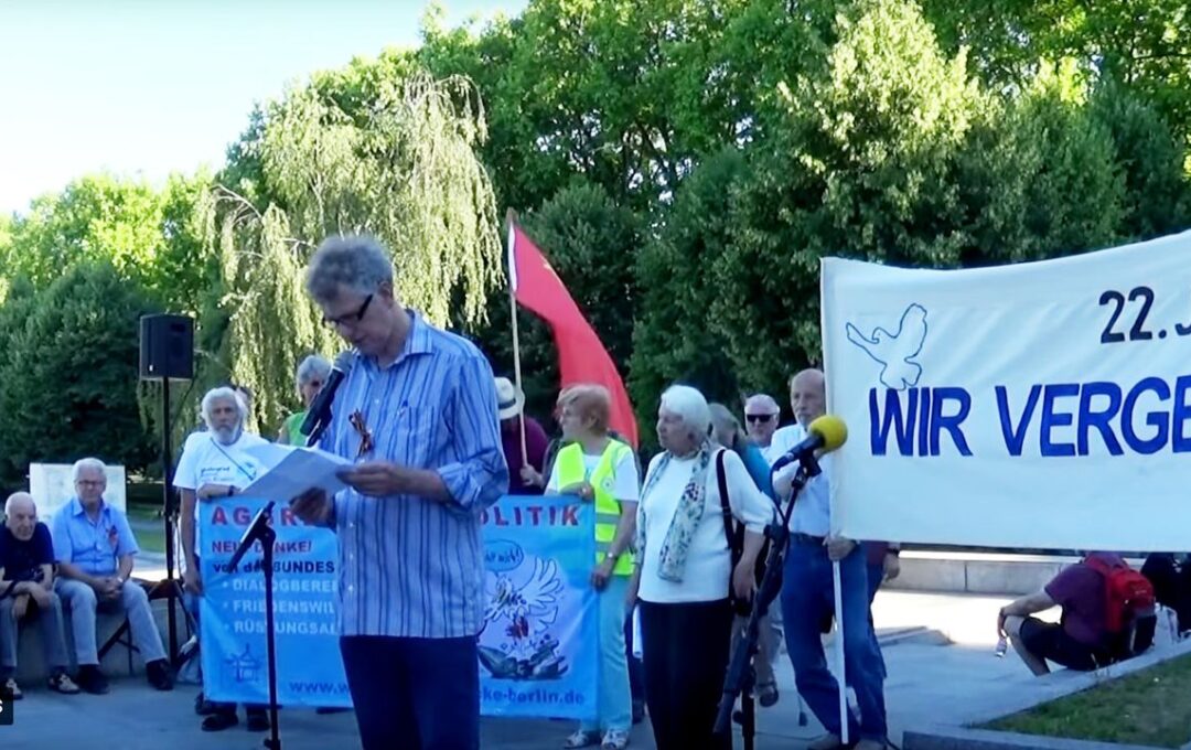 Heinrich Bücker tijdens zijn toespraak op de 81e verjaardag van de Duitse aanval op de Sovjet-Unie (foto: sceenshot AntikriegTV)