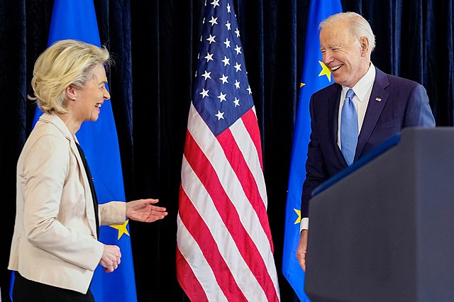 Joe Biden en Ursula von der Leyen op de speciale NAVO- of G7-bijeenkomst in maart 2022 - foto: Bureau van de president van de Verenigde Staten, publiek domein