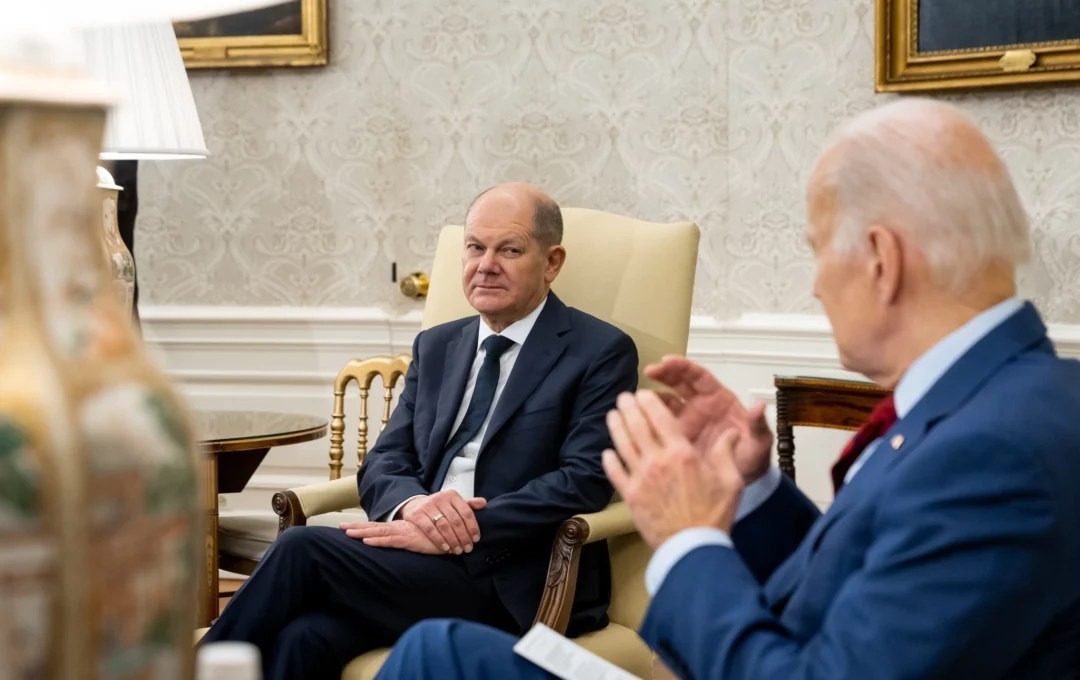 President Joe Biden ontmoet de Duitse kanselier Olaf Scholz, vrijdag 3 maart 2023, in de Oval Office van het Witte Huis. (Officiële foto van het Witte Huis door Erin Scott)