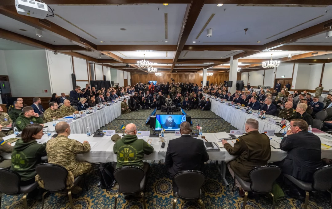 De Amerikaanse minister van Defensie Lloyd Austin en de Oekraïense president Zelenski op de 8e vergadering van de Ukraine Defense Contact Group op de Amerikaanse luchtmachtbasis Ramstein in Duitsland – 20 januari 2023. Foto: Wikicommons