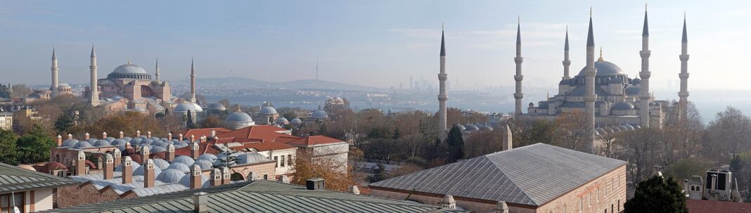 Uitzicht op het Sultanahmet-plein in Istanbul: de Hagia Sophia en de Sultan Ahmed I-moskee. - foto: Kallerna - CC BY-SA 4.0